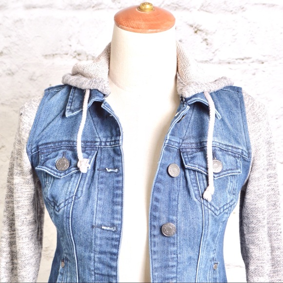 ❌SOLD❌ Guess Denim Jacket - Picture 3 of 7